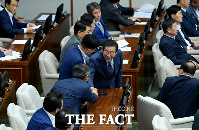 박원순 서울시장이 서울특별시의회 본회의장으로 들어서며 의원들과 인사를 하고 있다.