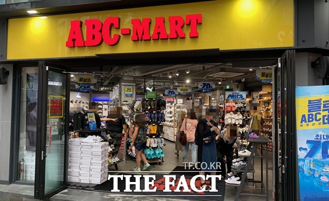 불매운동 타깃이 된 ABC마트의 7월 29일부터 8월 22일까지 전체 매출이 전년 같은 기간에 비해 30% 감소한 것으로 나타났다. /중구=이민주 기자