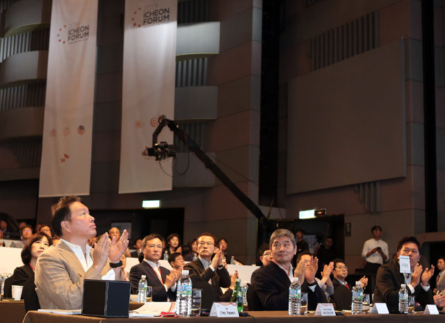 이번 SK이천포럼에는 경영진과 임원 등 800여 명이 참석했다. 이들은 국내외 석학과 전문가들의 강연을 듣고 열띤 토론을 벌였다. /SK그룹 제공