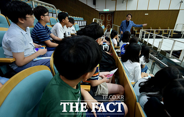 조희연 서울시교육감(오른쪽 위)이 본회의를 견학하는 아이들에게 인사를 하고 있다.