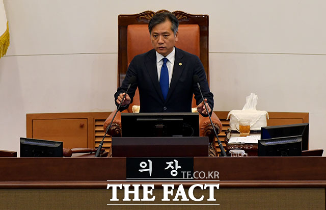 신원철 서울시의회 의장이 제289회 임시회 개회식 및 제1차 본회의를 주재하고 있다.