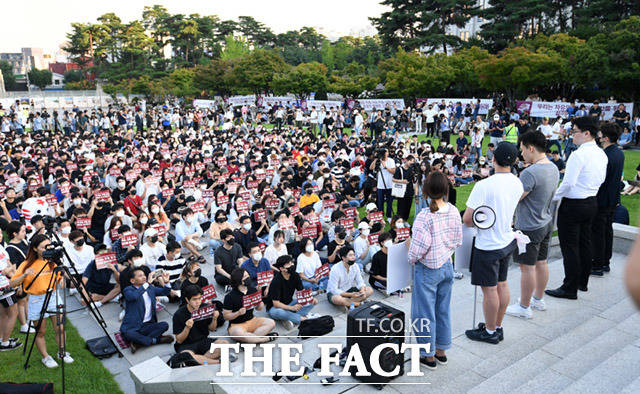 고려대학교 시국선언 진상 규명 촉구 집회가 23일 오후 서울 성북구 고려대학교에서 열리고 있다. 이날 고려대 학생들은 조국 법무부 장관 후보자 딸 조 모씨(28)의 모교 부정입학 의혹에 대한 진상 규명을 촉구하는 집회를 열었다. /임세준 기자