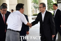 [TF포토] 밝은 표정으로 인사하며 법원 들어서는 이명박 전 대통령