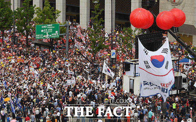 자유한국당 장외집회가 24일 서울 광화문 광장 인근에서 진행되고 있다. 주최 측에 따르면 이날 집회에 약 10만 명이 참석했다. /광화문=이동률 기자