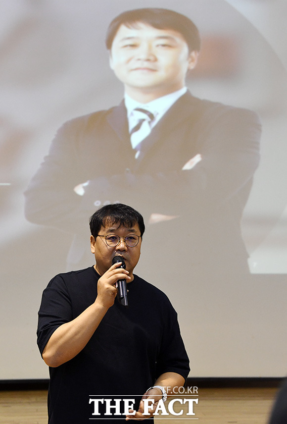 더팩트가 주최하고 한국진로교육원이 주관하는 더팩트실무능력개발과정 오리엔테이션이 24일 오전 서울 영등포구 서울현대직업전문학교에서 열린 가운데 정진서 교수가 커리큘럼을 설명하고 있다./임영무 기자