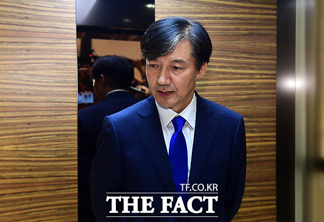 25일 오후 조국 법무부 장관 후보자의 임명을 반대하는 청와대 국민청원에 동의한 인원이 20만 명을 넘었다. /이새롬 기자