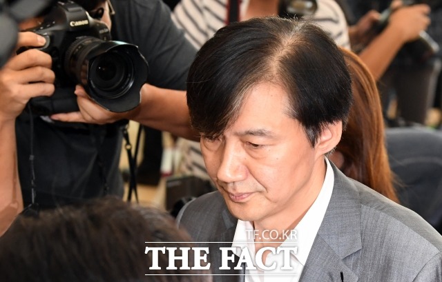 조국 법무부 장관 후보자가 23일 오전 인사청문회 준비 사무실이 마련된 서울 종로구 적선동 현대빌딩으로 출근하고 있다./이새롬 기자