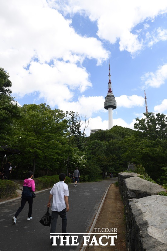 전국에 가끔 구름이 많은 가운데 서울과 대전은 낮 기온 31도로 여전히 한여름 무더위를 이어가겠다. /더팩트 DB