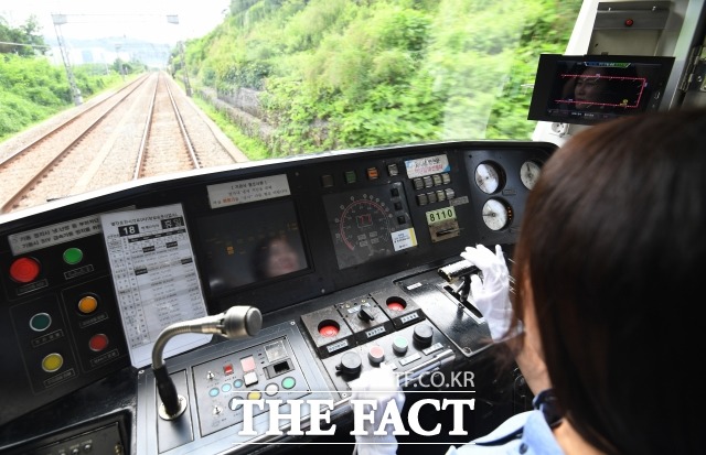 김미영 서울지하철 8호선 열차 기관사가 18일 열차 운행를 하는 가운데, 지상 구간을 달리고 있다./이새롬 기자