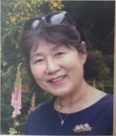 민화와 목 가구 전시회를 갖는 우경 정명희 작가.