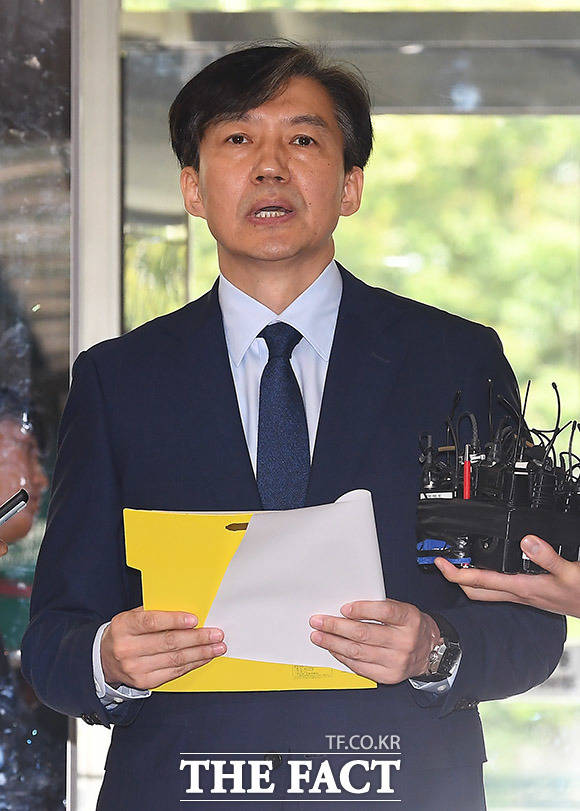 여야가 다음 달 2~3일 이틀간 조국 법무부 장관 후보자에 대한 인사청문회를 개최하기로 합의했다. 조국 법무부 장관 후보자가 26일 오전 인사청문회 준비 사무실이 마련된 서울 종로구 적선동 현대빌딩으로 출근해 입장 발표를 하고 있다. /이동률 기자