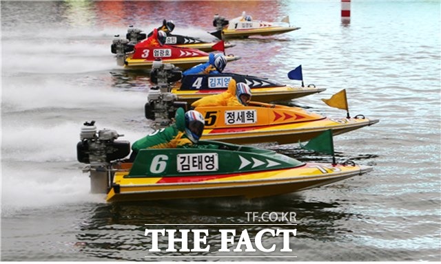 2018년 경정 신인왕전에서 선의의 경쟁을 하고 있는 15기 선수들의 경주 장면./경륜경정총괄본부 제공