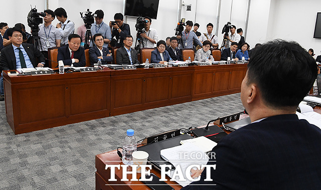 의사진행 발언하는 김종민 더불어민주당 의원(오른쪽), 그를 바라보는 자유한국당 의원들의 매서운 눈빛!