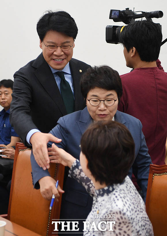 환한 미소지으며 회의장 들어서는 장제원 자유한국당 의원(왼쪽)