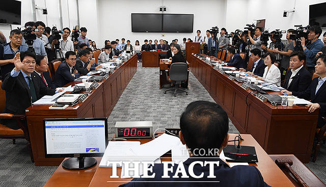 시작하자마자 의사진행 발언 요구하는 장제원 자유한국당 의원(왼쪽)