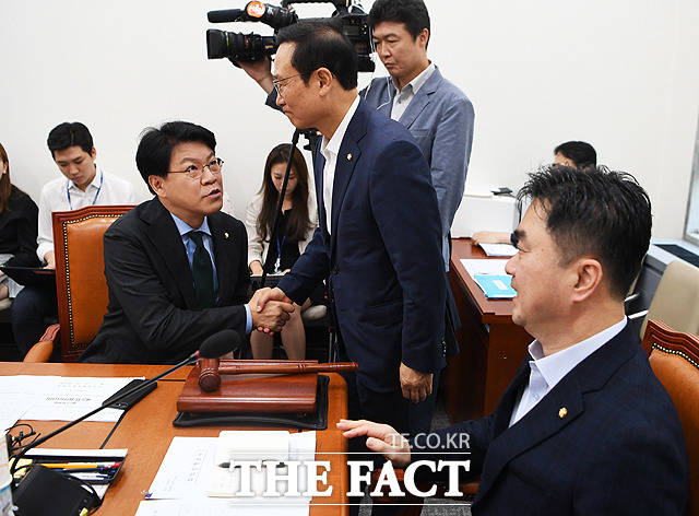 인사하는 장제원 자유한국당 의원(왼쪽)과 홍영표 정개특위 위원장(가운데)