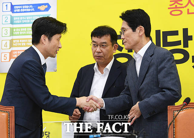 윤소하 정의당 원내대표(오른쪽)와 인사하는 김후곤 단장(왼쪽)