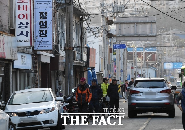 손혜원 의원이 목포근대역사문화공간 내 건물들을 차명으로 사들였다는 의혹을 받고 있는 전남 목포시 근대역사문화공원에 위치한 창성장에 관심이 집중되고 있다. /남용희 기자
