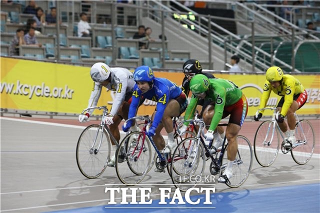 신은섭(왼쪽 두 번째)이 25일 광명 스피돔에서 열린 2019스포츠동아배 대상 경륜에서 우승을 차지했다./경륜경정총괄본부 제공
