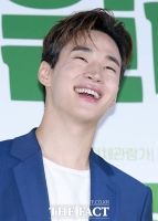 [TF포토] 헨리, '무공해 미소로 할리우드까지 접수!'