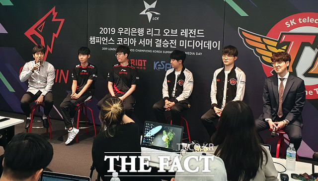 27일 열린 2019 LCK 서머 결승전 미디어데이에서 그리핀·SK텔레콤 T1 감독과 대표 선수들이 취재진의 질문에 답하고 있다. 왼쪽부터 김대호 감독, 리헨즈 손시우, 소드 최성원, 칸 김동하, 페이커 이상혁, 김정균 감독 /청진동=최승진 기자
