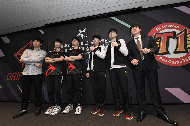 27일 열린 2019 LCK 서머 결승전 미디어데이에서 그리핀·SK텔레콤 T1 감독과 대표 선수들이 포즈를 취하고 있다.