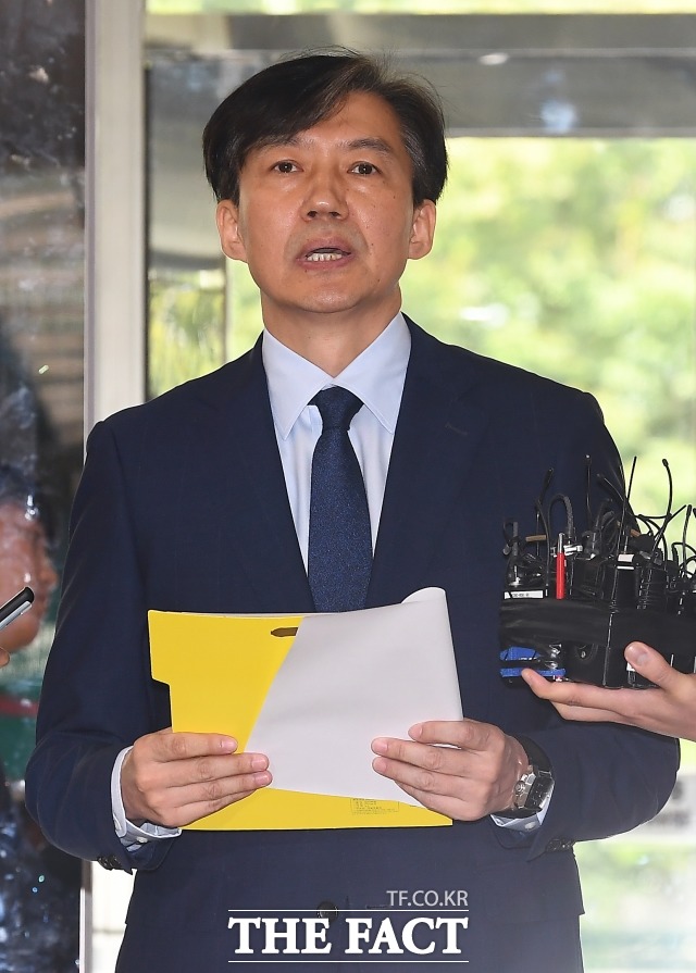 조국 법무부 장관 후보자가 26일 오전 인사청문회 준비 사무실이 마련된 서울 종로구 적선동 현대빌딩으로 출근해 입장 발표를 하고 있다. /이동률 기자