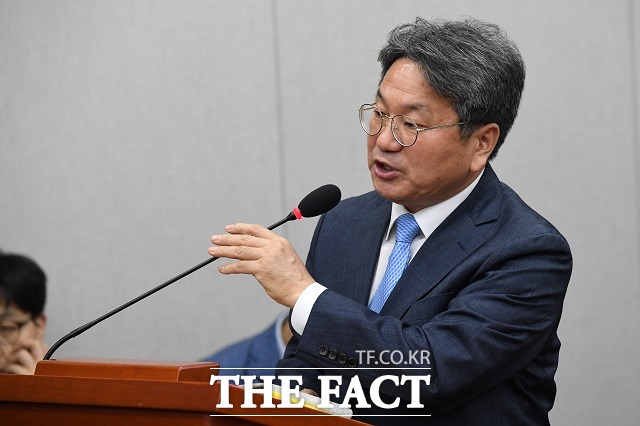 강기정(사진) 청와대 정무수석이 26일 SNS를 통해 조국 법무부장관 후보자 인사청문회 법적 일정이 지켜지지 않은 것에 대해 유감을 표했다. /남윤호 기자