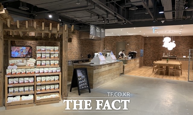 이트인 매장에서는 도시락 대신 카레 등 즉석식품을 판매 중이다. 계산대 왼편으로 쿠키, 카레 등이 진열돼 있다. /영등포=이민주 기자