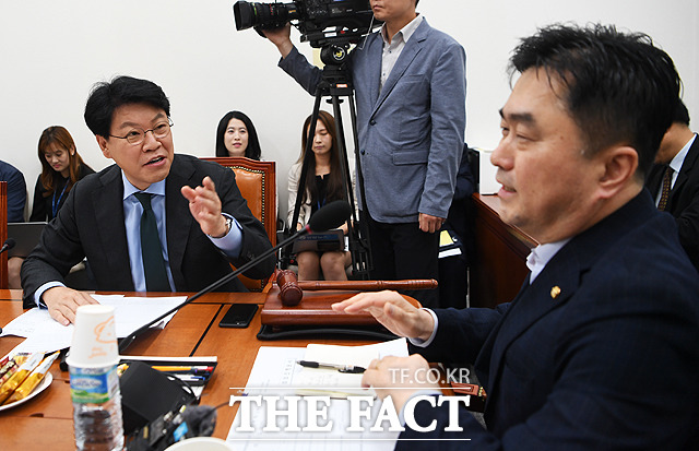 안건조정위 회의가 결렬되자 김종민 의원은 내일 10시에 다시 진행할 것이라며 대안이 있다면 이견조정에 나설 것이고, 그렇지 않다면 의결절차를 밟을 것이라고 말했다. /배정한 기자