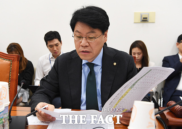 안건조정위원으로 지명돼 참석한 장제원 한국당 의원은 (한국당) 연찬회가 있다는 걸 뻔히 알면서도 시작하는 시간에 회의 소집을 강행했다며 비판했다. 배정한 기자