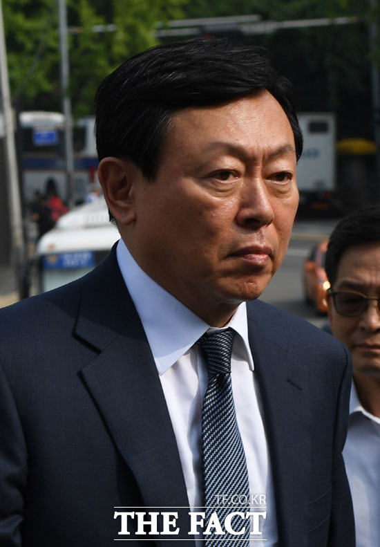 국정농단 사건에 대한 대법원 선고가 하루 앞으로 다가왔다. 이번 결과가 신동빈 회장의 국정농단 연루 상고심 선고에도 영향을 미칠 수 있다는 점에서 롯데그룹 내부에서도 긴장감이 고조되고 있다. /이동률 기자