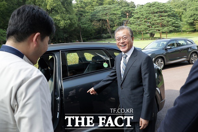 문재인 대통령이 27일 오후 청와대 녹지원 앞에서 박계일 현대차 공정기술과장으로부터 대통령 전용차로 도입된 수소차(넥쏘)에 대한 설명을 듣고 있다. /청와대 제공