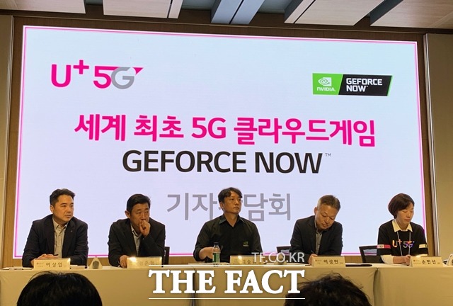 이상엽 LG유플러스 기술개발그룹장, 김준형 5G서비스추진그룹장, 김승규 엔비디아 대표, 이상민 FC부문장, 손민선 5G 신규서비스 담당(왼쪽부터)이 질의에 답하고 있다. /용산=서민지 기자