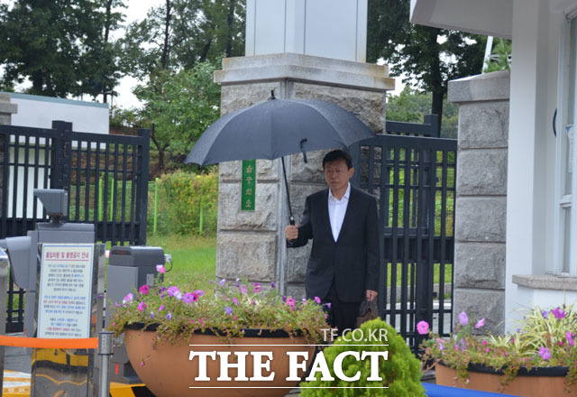 신동빈 롯데그룹 회장은 뇌물 공여 혐의로 1심에서 실형을 선고받았지만, 2심에서 집행유예를 받아 지난해 10월 석방됐다. /더팩트 DB