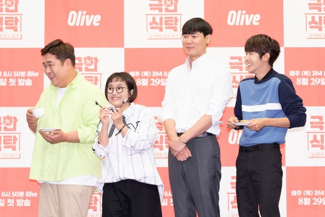 올리브 극한식탁은 요리를 못하는 남편들이 출연해 요리 대결을 펼치는 프로그램이다. /CJ ENM 제공