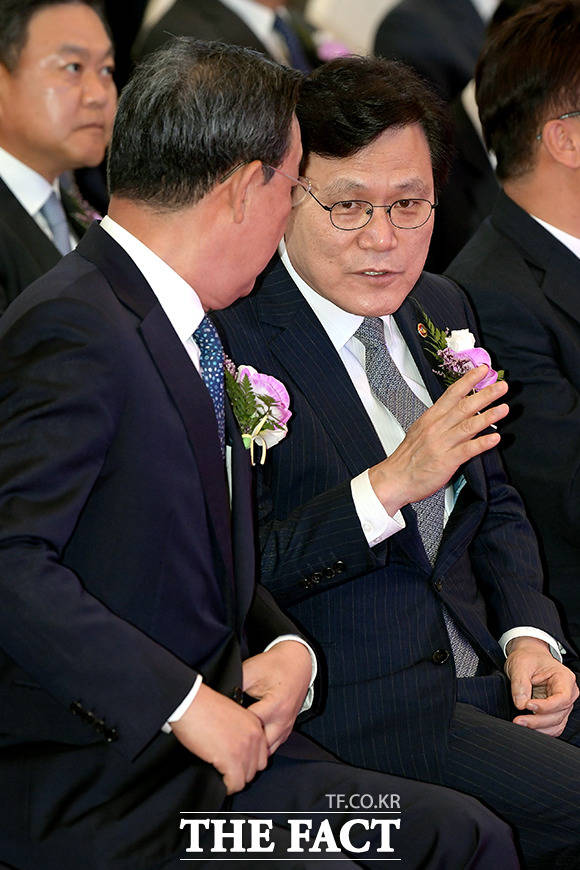 김태영 은행연합회장(왼쪽)과 대화하는 최종구 금융위원장