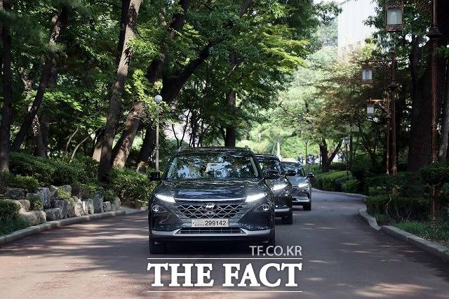 문재인 대통령이 27일 오후 대통령 전용차로 채택된 수소차(넥쏘)에 탑승해 이동하고 있다. /청와대 제공