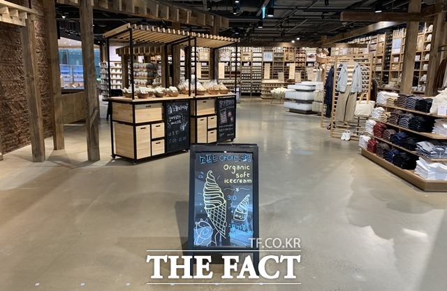 무인양품을 운영하는 무지코리아가 무인양품 영등포 타임스퀘어점 내 이트인을 오픈했다. 카페형 식당을 오픈한다는 계획과 달리 현재는 음료와 아이스크림만 판매 중인 것을 놓고 업계에서는 불매운동을 의식한 노선 변경이 아니냐는 해석이 나온ㄷ. /영등포=이민주 기자