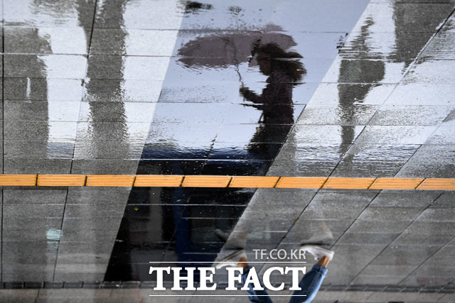 목요일인 29일은 전국이 흐리고 중부지방과 전북, 경북은 기압골의 영향을 받아 아침부터 밤사이에 비가 오는 곳이 있겠다. 전남과 경남, 제주도는 남해상에 위치한 정체전선의 영향을 받아 오전까지 비가 오겠다. /남윤호 기자