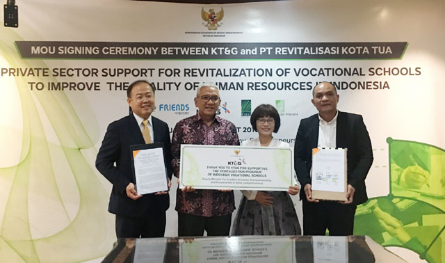 27일 이상학 KT&G 지속경영본부장(왼쪽)과 루디 살라후딘인니 경제조정부 차관(왼쪽 두번째)이 자카르타 소재 경제조정부에서 열린 커피 직업훈련학교 커피랩 후원을 위한 업무협약(MOU) 체결식에서 포즈를 취하고 있다. /KT&G 제공