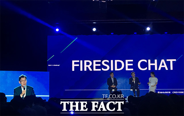 이대훈 농협은행장(왼쪽 화면)은 강원석 데이터유니버스 대표와 소감을 나누면서 금융 뿐 아니라 대한민국에서 디지털 대표 기관으로 거듭나기 위해 노력할 것이라고 밝혔다. /이지선 기자