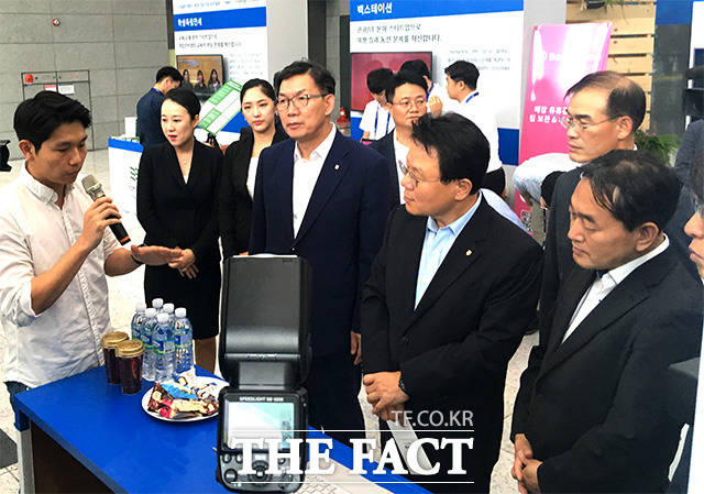 농협은행의 스타트업 육성 프로그램 NH디지털 챌린지의 데모데이에서 김광수 농협금융지주 회장(오른쪽에서 두번째)과 이대훈 농협은행장(오른쪽에서 세번째)이 수료 기업의 설명을 듣고 있다. /서대문=이지선 기자