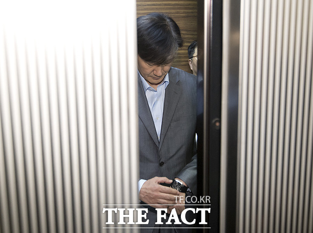 조국 법무부 장관 후보자가 28일 오전 인사청문회 준비 사무실이 마련된 서울 종로구 적선동 현대빌딩으로 출근해 취재진의 질문에 답변을 하고 있다. 이날 조 후보자는 청문회를 앞두고 진행된 자신에 대한 검찰의 압수수색에 당황스럽다는 입장을 밝혔다.