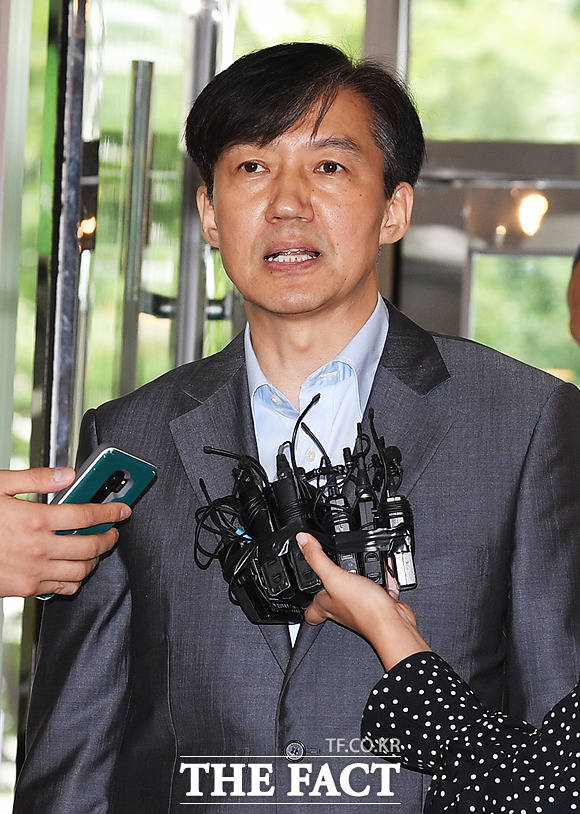 조국 법무부 장관 후보자가 28일 오전 인사청문회 준비 사무실이 마련된 서울 종로구 적선동 현대빌딩으로 출근해 취재진의 질문에 답변을 하고 있다. / 배정한 기자