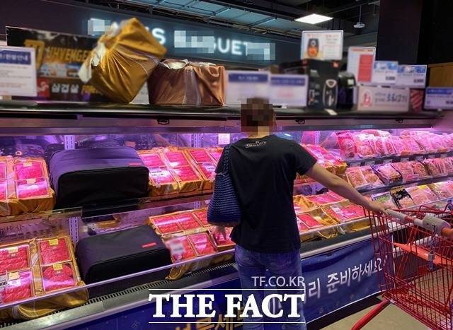 유통업체의 추석 선물세트 판매가 시작된 가운데 과대포장 실태는 여전한 것으로 드러났다. 서울에 위치한 한 대형마트에서 한 손님이 선물세트를 살펴보고 있다. /이민주 기자