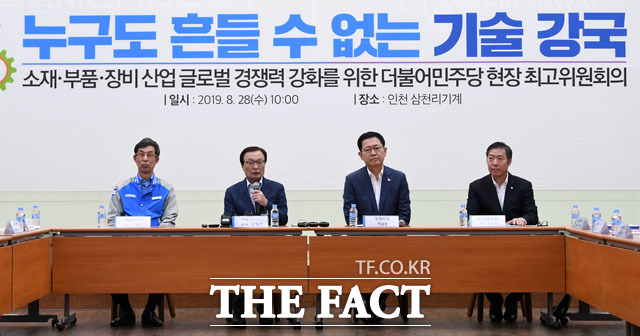 왼쪽부터 서홍석 삼천리기계 대표, 이해찬 대표, 박남춘 인천시장, 김정진 두산공작기계 전무.