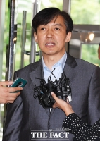 [TF포토] '검찰 압수수색 당황스럽다'…출근하는 조국 후보자
