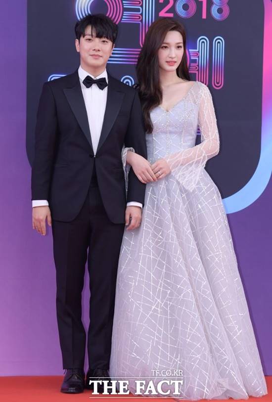 최민환(왼쪽)의 아내 율희가 초음파 사진을 공개하며 감사 인사를 전했다. /김세정 기자