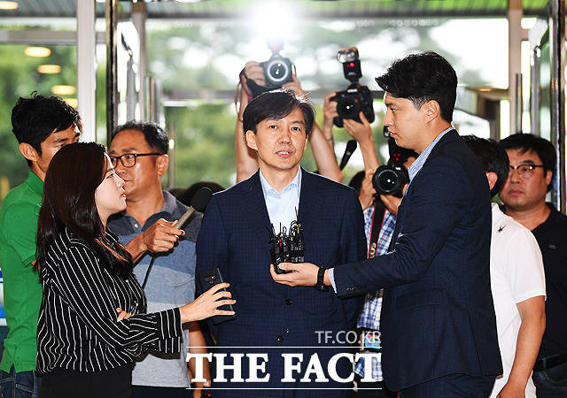 조국 법무부 장관 후보자가 29일 오전 인사청문회 준비 사무실이 마련된 서울 종로구 적선동 현대빌딩으로 출근해 취재진의 질문에 답변을 하고 있다./배정한 기자